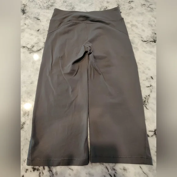 Gray Tech Gear Cropped Leggings - Picture 4 of 4